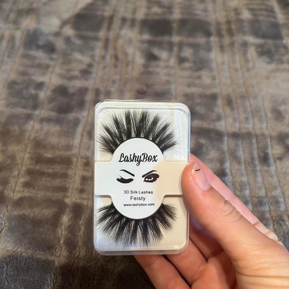fake eyelashes